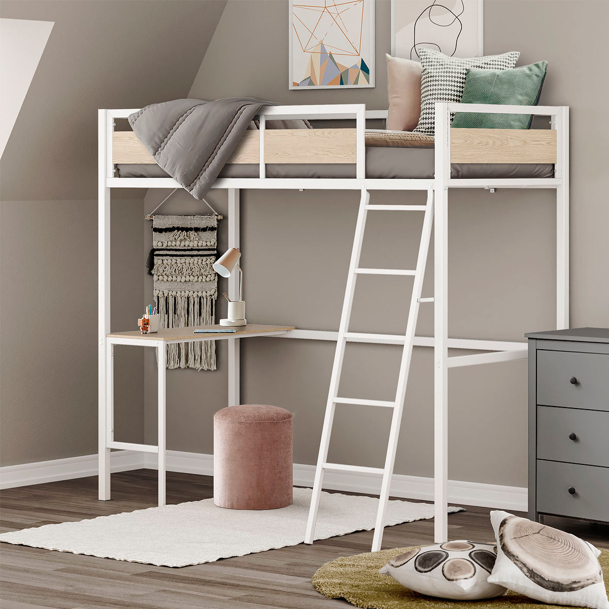 Lit mezzanine 90x190 cm en métal blanc avec bureau intégré en bois clair, échelle inclinée et décoration moderne. Aménagement gain de place idéal pour une chambre d’enfant ou d’adolescent, avec coin travail et couchage en hauteur.
