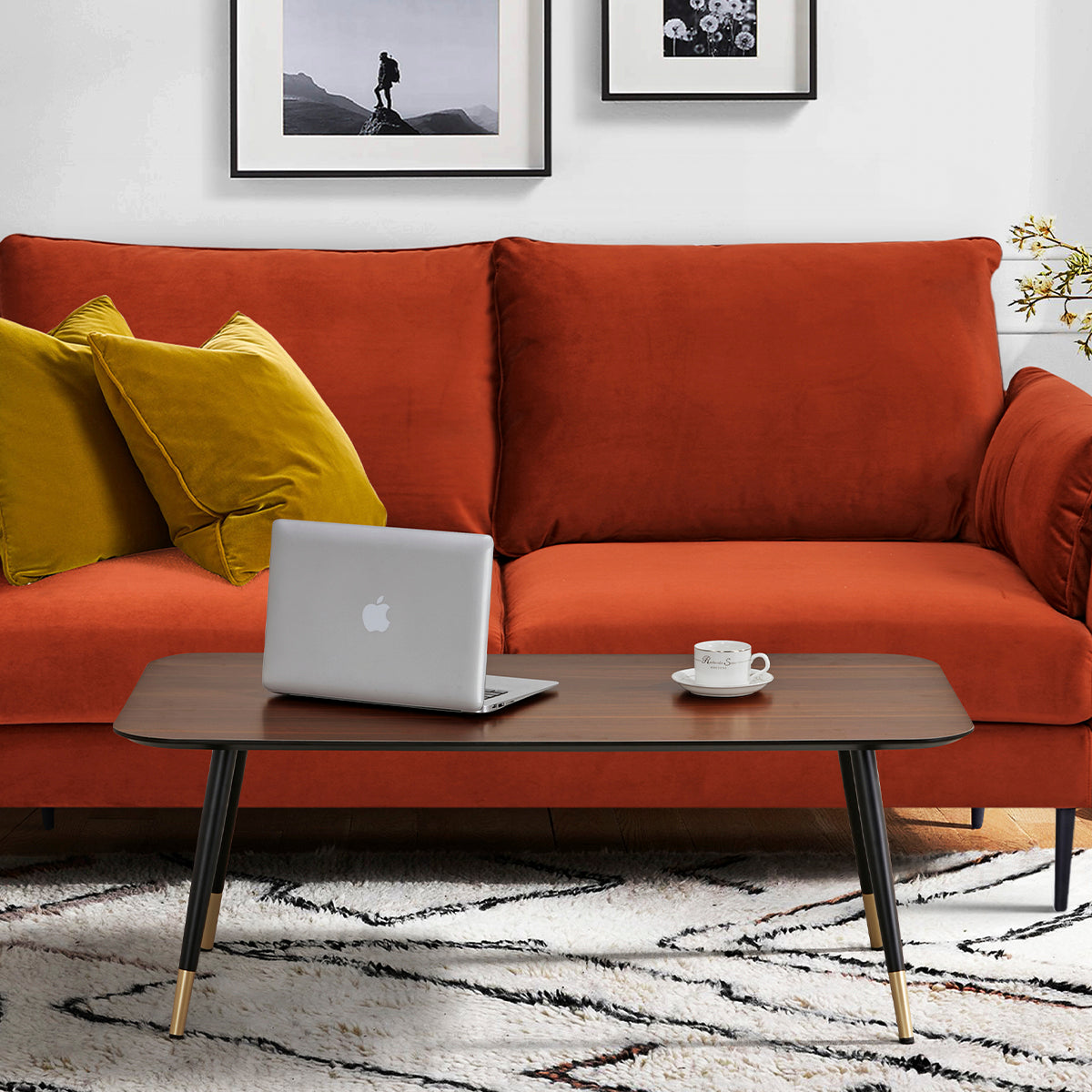 Vue d’ambiance de la table basse rectangulaire MATIS dimensions 110 x 60 cm en finition mélaminé imitation noyer