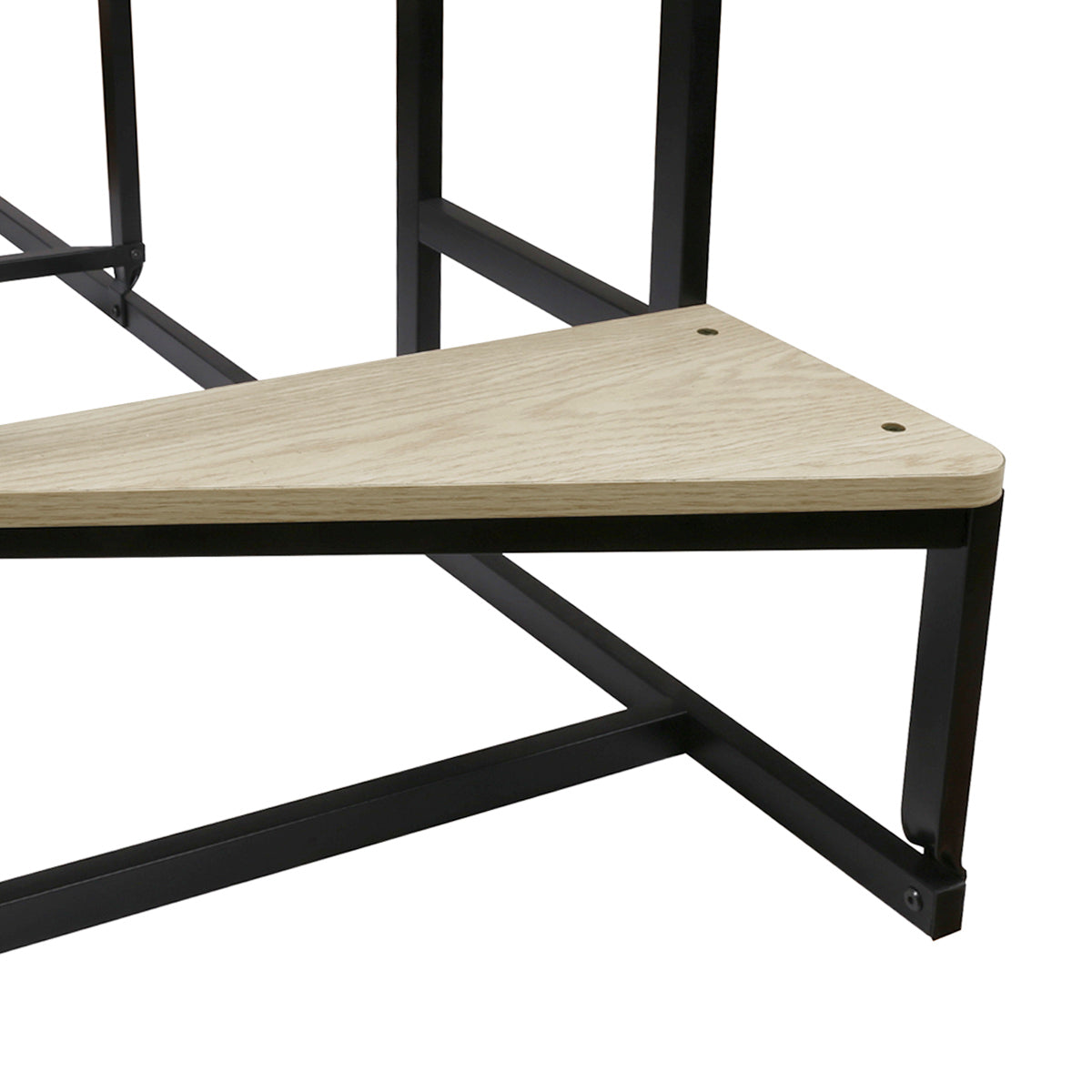 Détail d’une marche en finition mélamine chêne du lit mezzanine MONTANA avec escalier réversible 140x190 cm en métal blanc