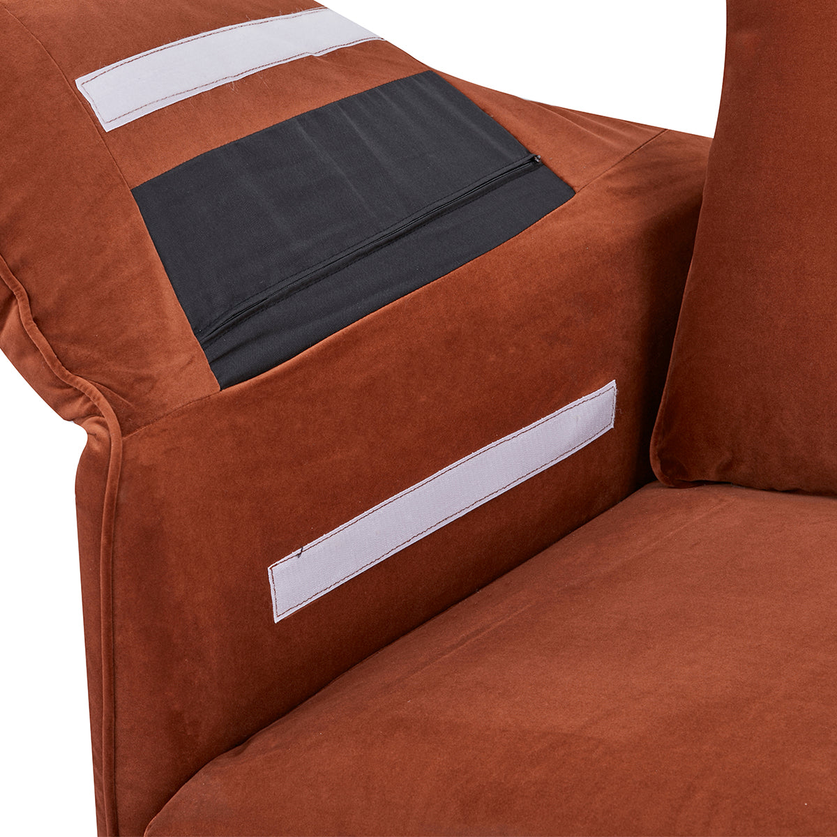 Détail de la manchette ouverte du canapé 3 places YORK en finition velours terracotta