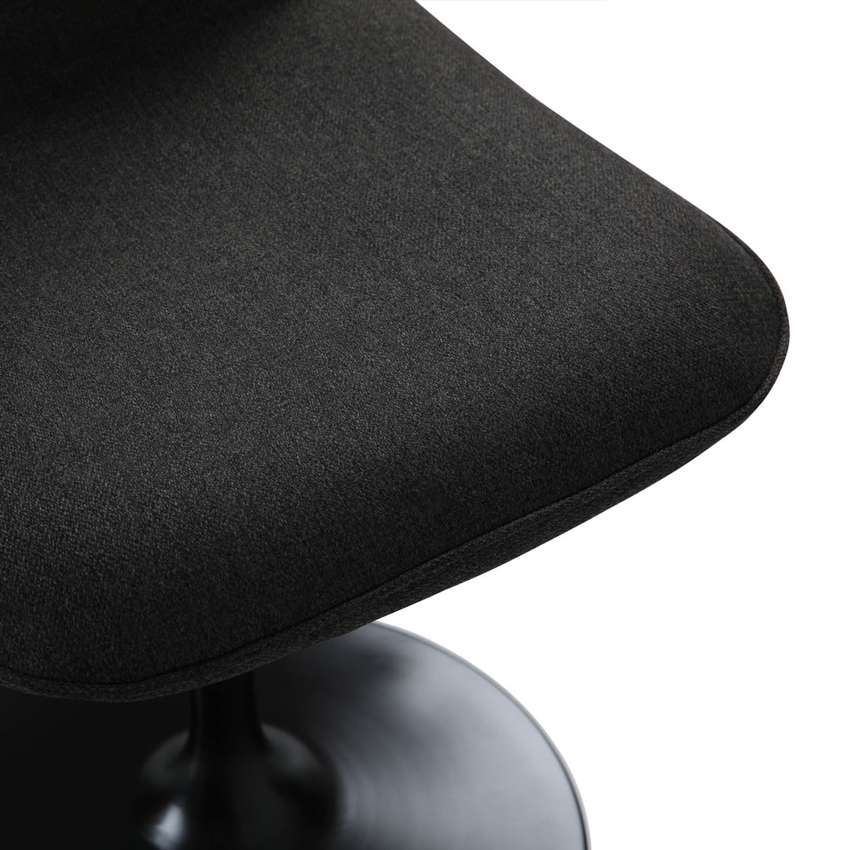 Détail de l’assise de la chaise LORA finition tissu noir bronze