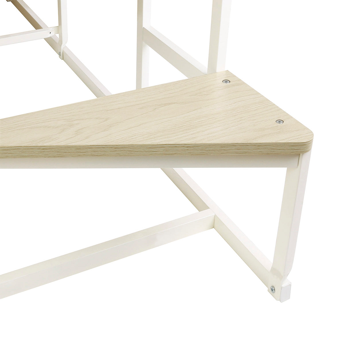 Détail d’une marche en finition mélamine chêne du lit mezzanine MONTANA avec escalier réversible 140x190 cm en métal blanc