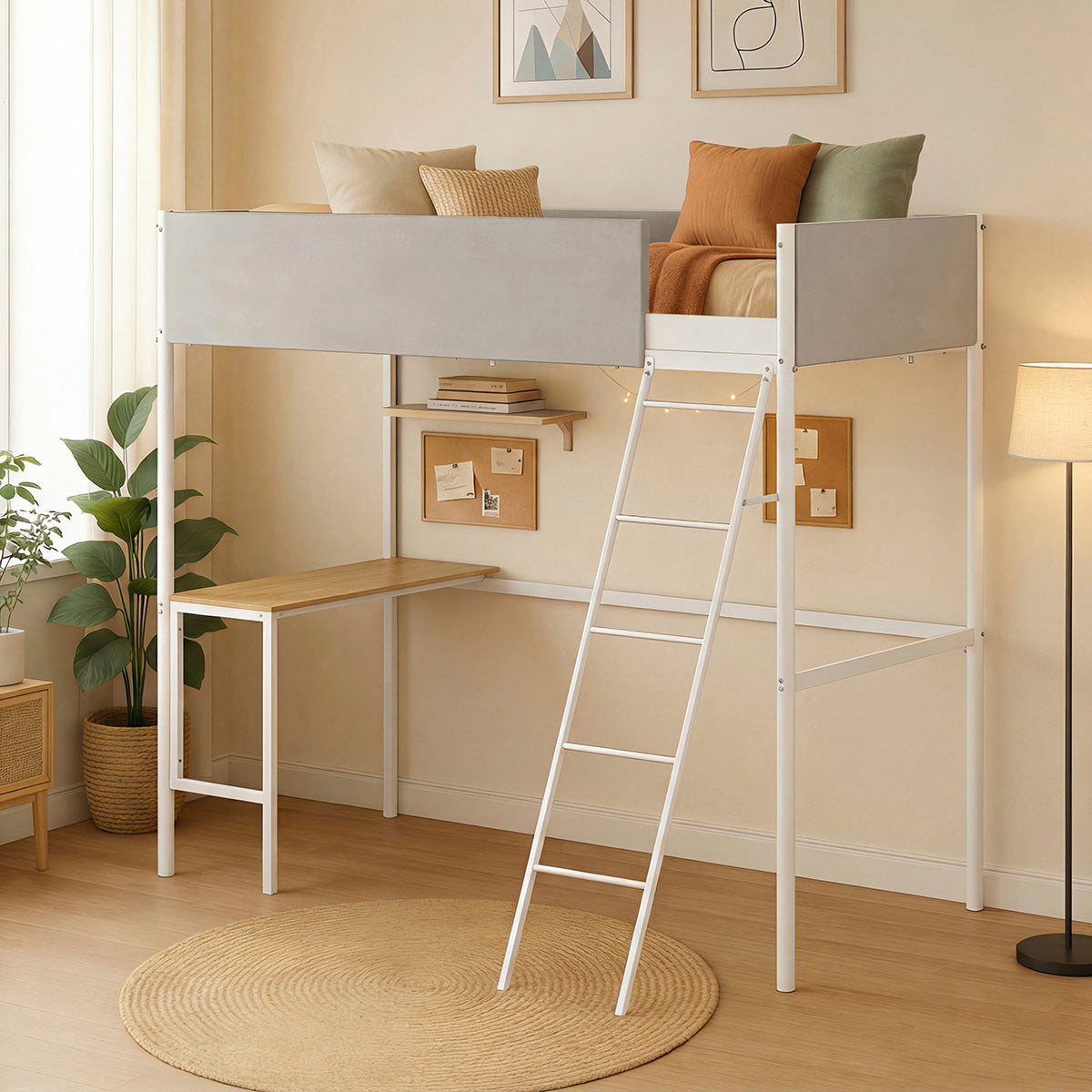 Vue d'ambiance du lit mezzanine ROZE 90x190 cm en métal blanc avec bureau intégré et barrières en velours gris clair